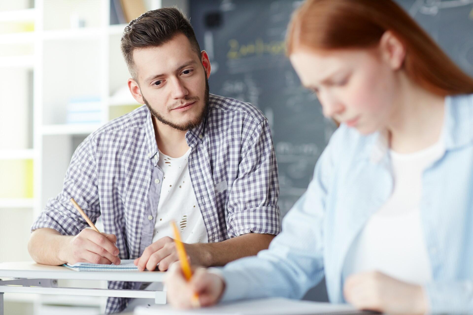 Ragazzo copia da una compagna durante esame di maturità.