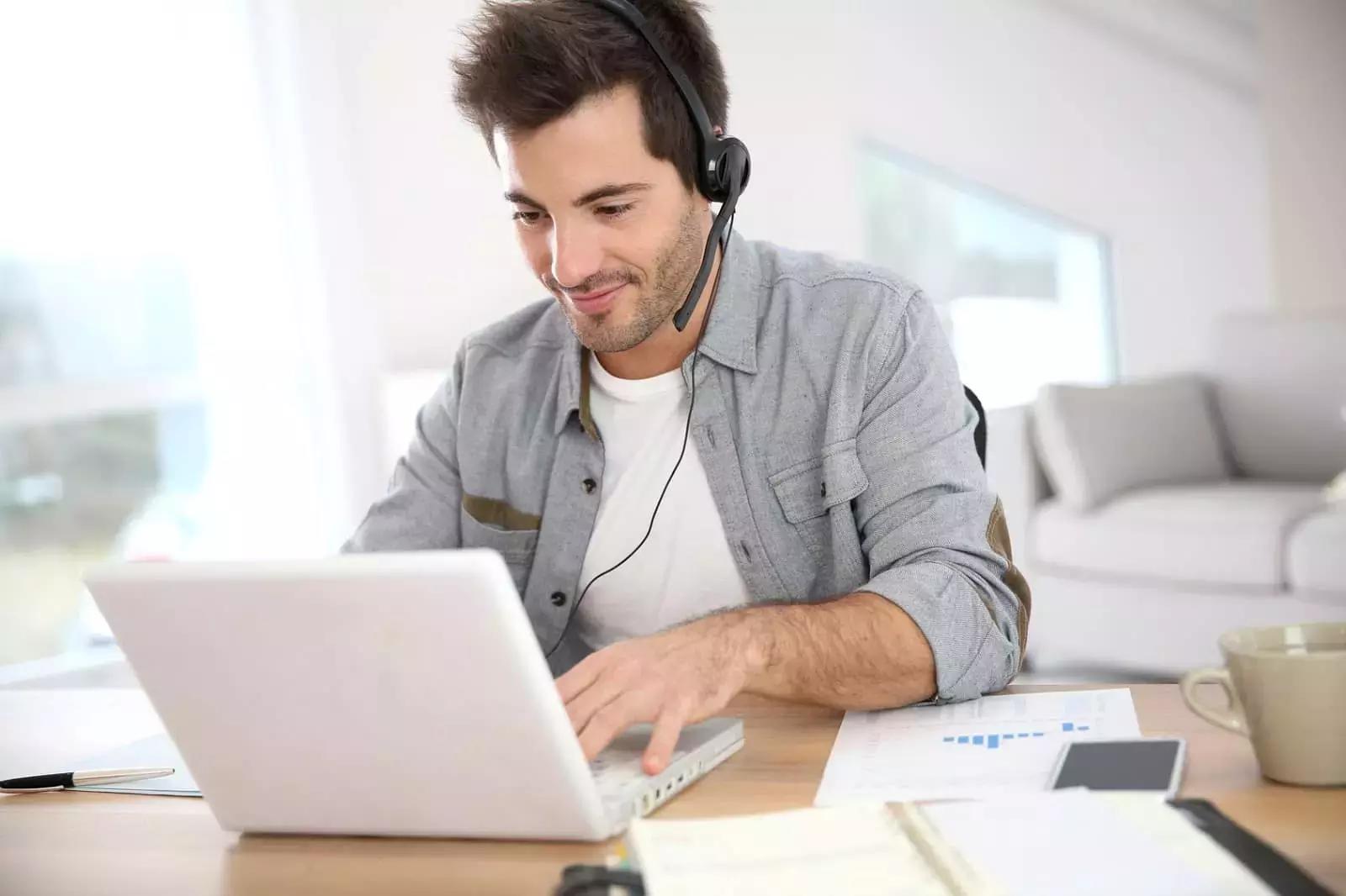 Basta scaricare Skype o usare la versione cloud per insegnare italiano a stranieri a distanza.