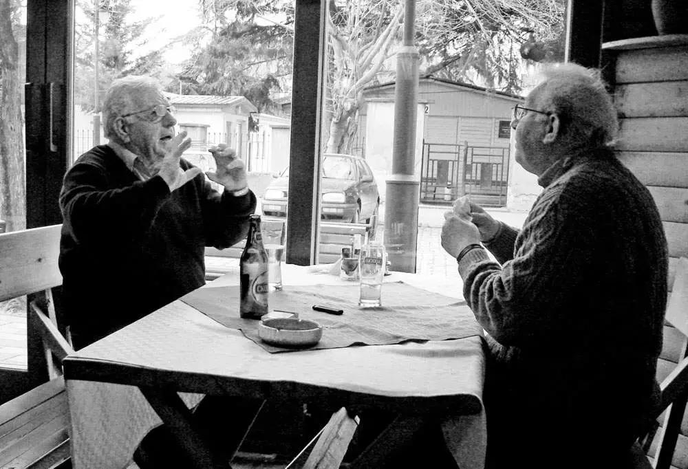 I dialetti regionali continuano a essere parlati in molte zone d'Italia, continuando a rappresentare una ricchezza ma anche una barriera.