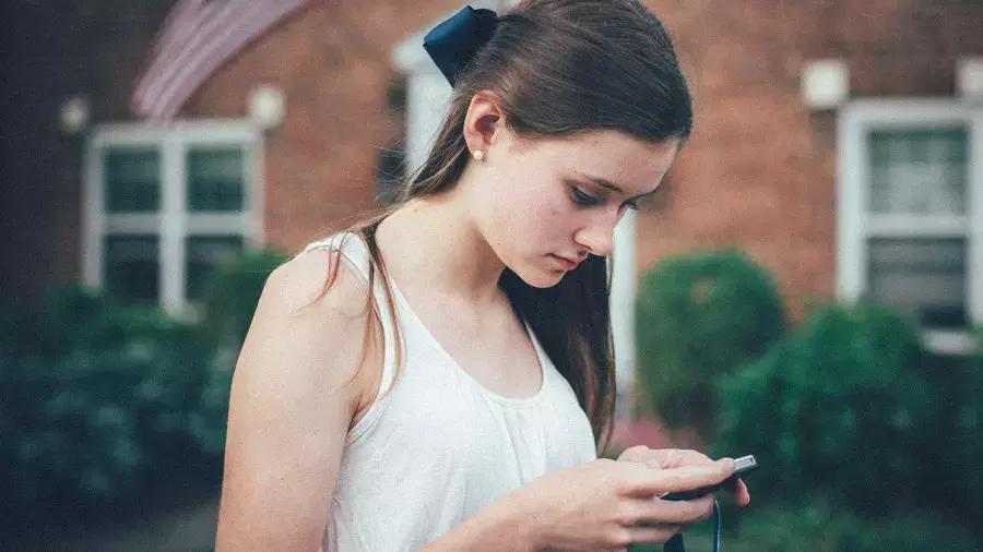 Alcuni ritengono che i social network abbiano portato a un impoverimento e ad alcune scorrettezze a livello di linguaggio.