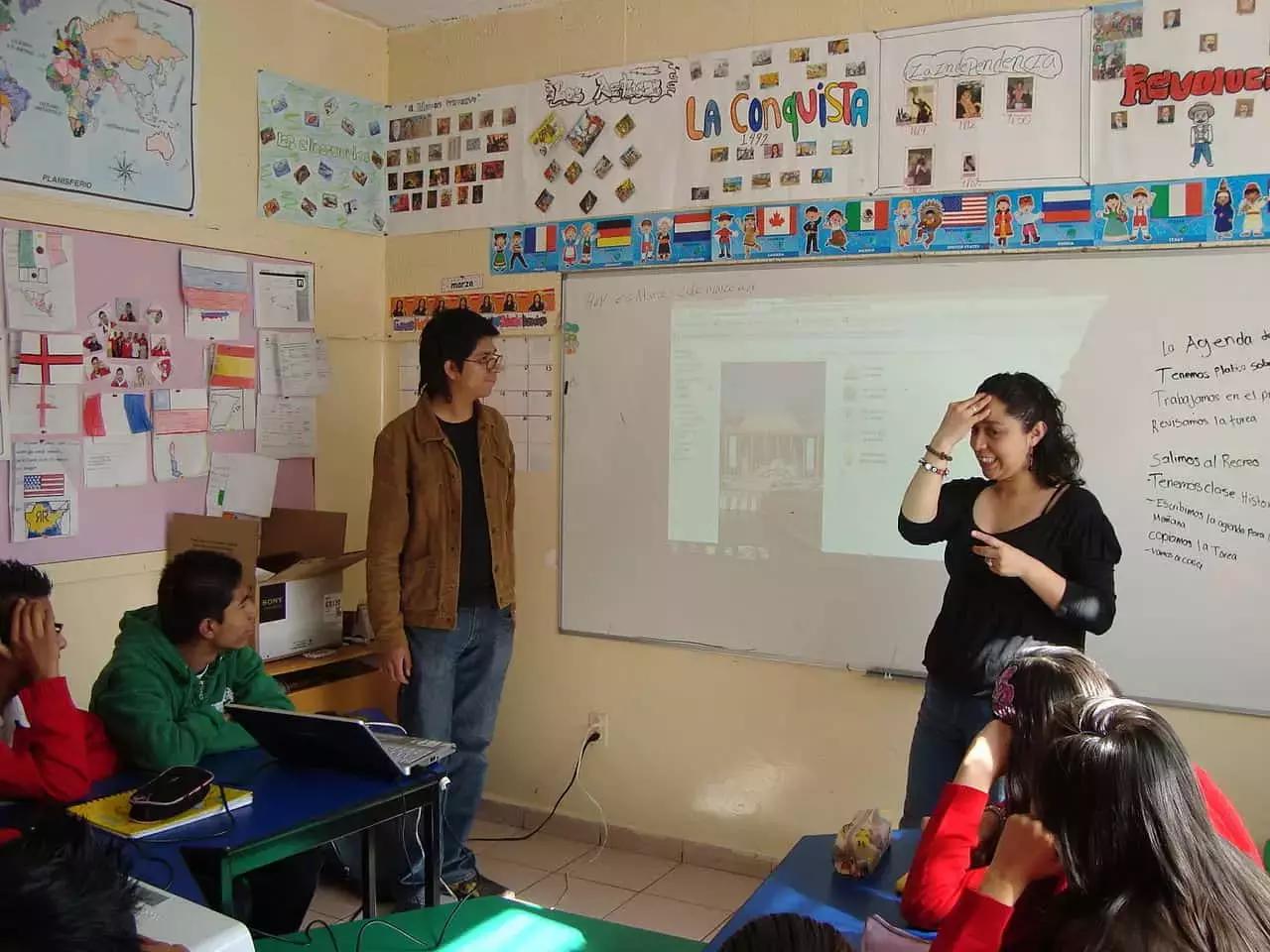 Non conta l'età dell'insegnante di italiano ma le sue competenze e la capacità di trasmetterle. 