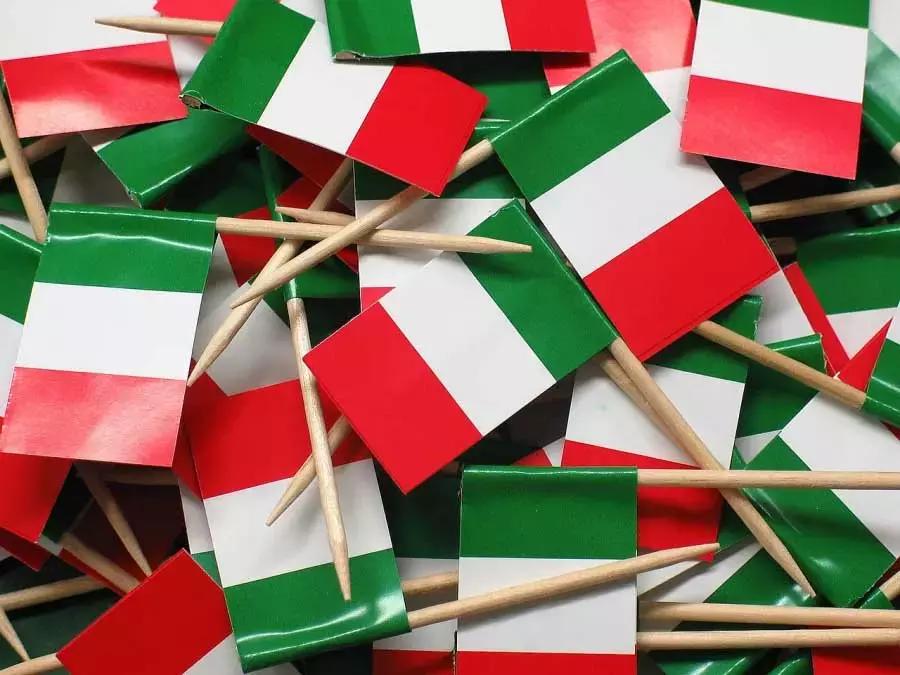 La lingua italiana è testimone non solo della storia del nostro Paese, di cui è un tassello fondamentale, ma anche di un mondo e una cultura ricchissimi.