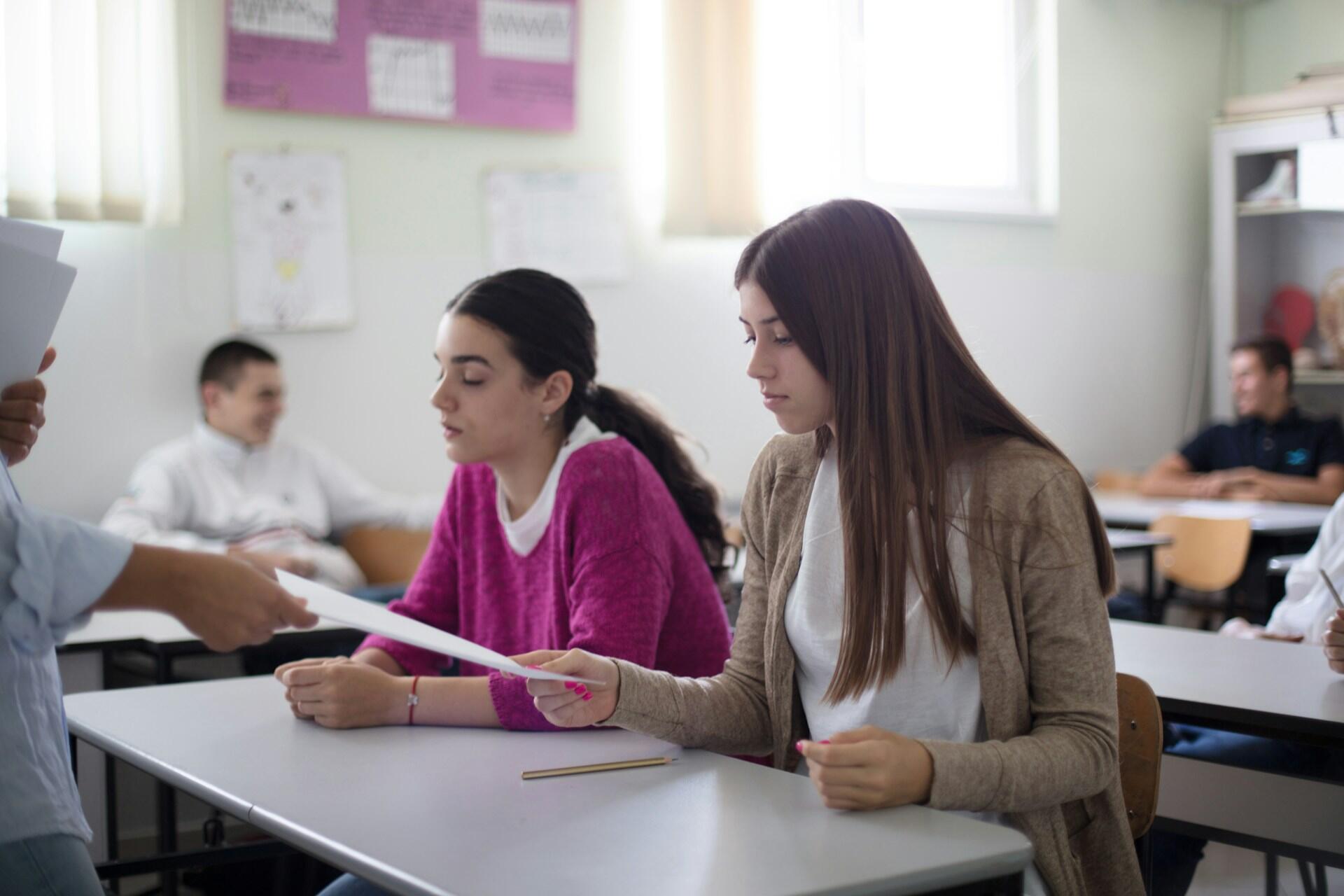 Ragazza riceve traccia dell'esame di maturità.