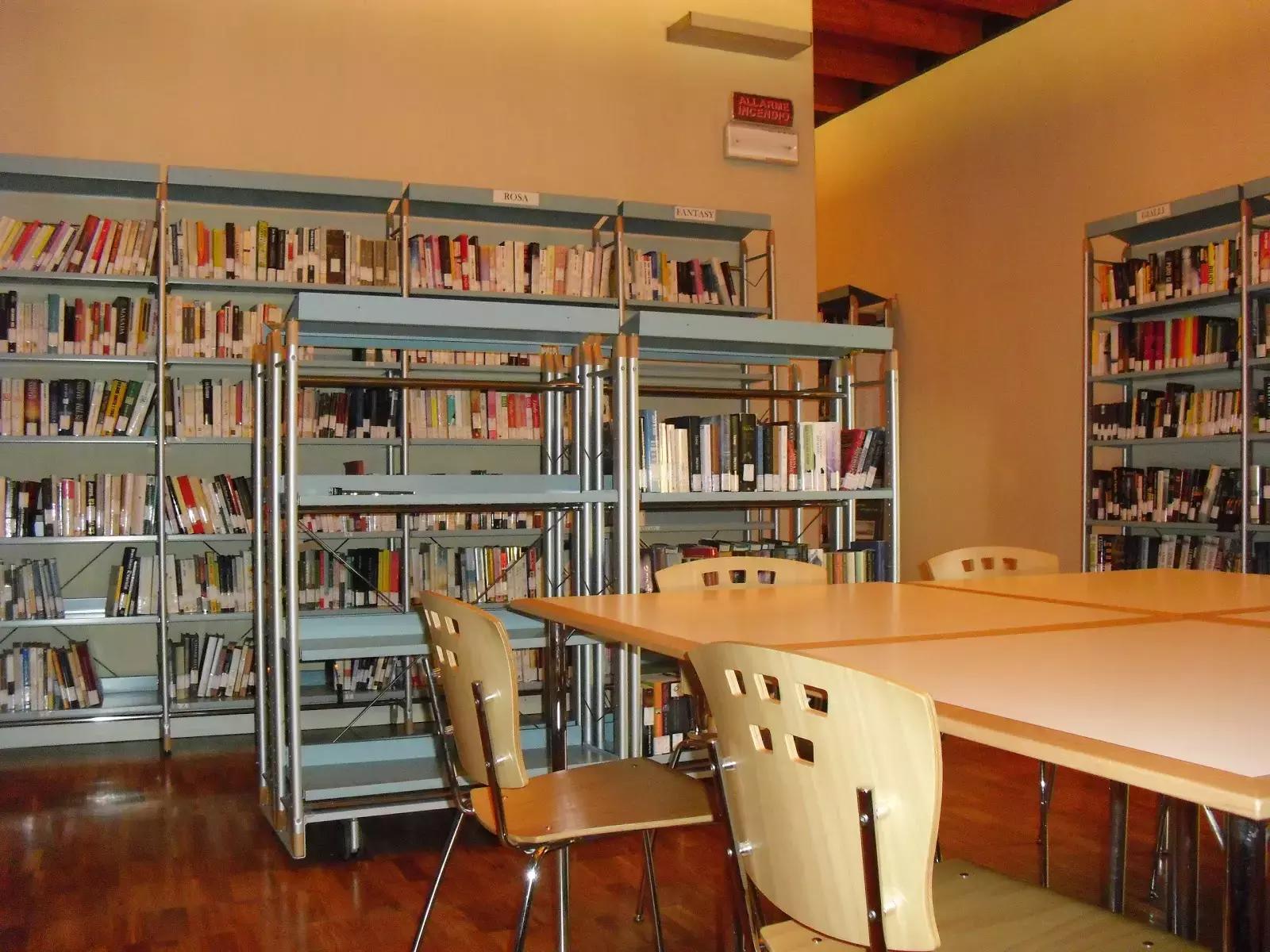 La biblioteca è un posto ideale per rivedere gli appunti di italiano.