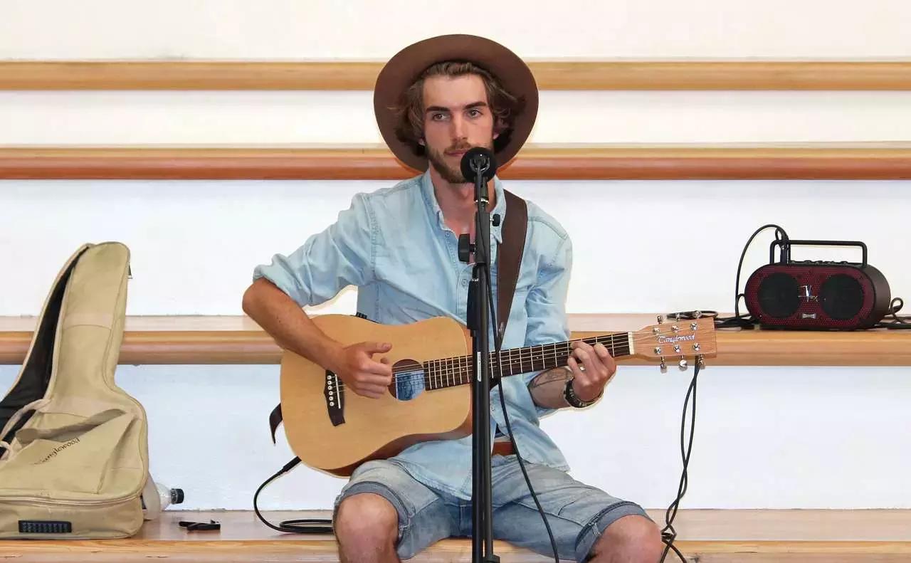 Degli appassionati o delle associazioni a volte organizzano dei concerti all’area aperta o ne improvvisano lungo la strada.