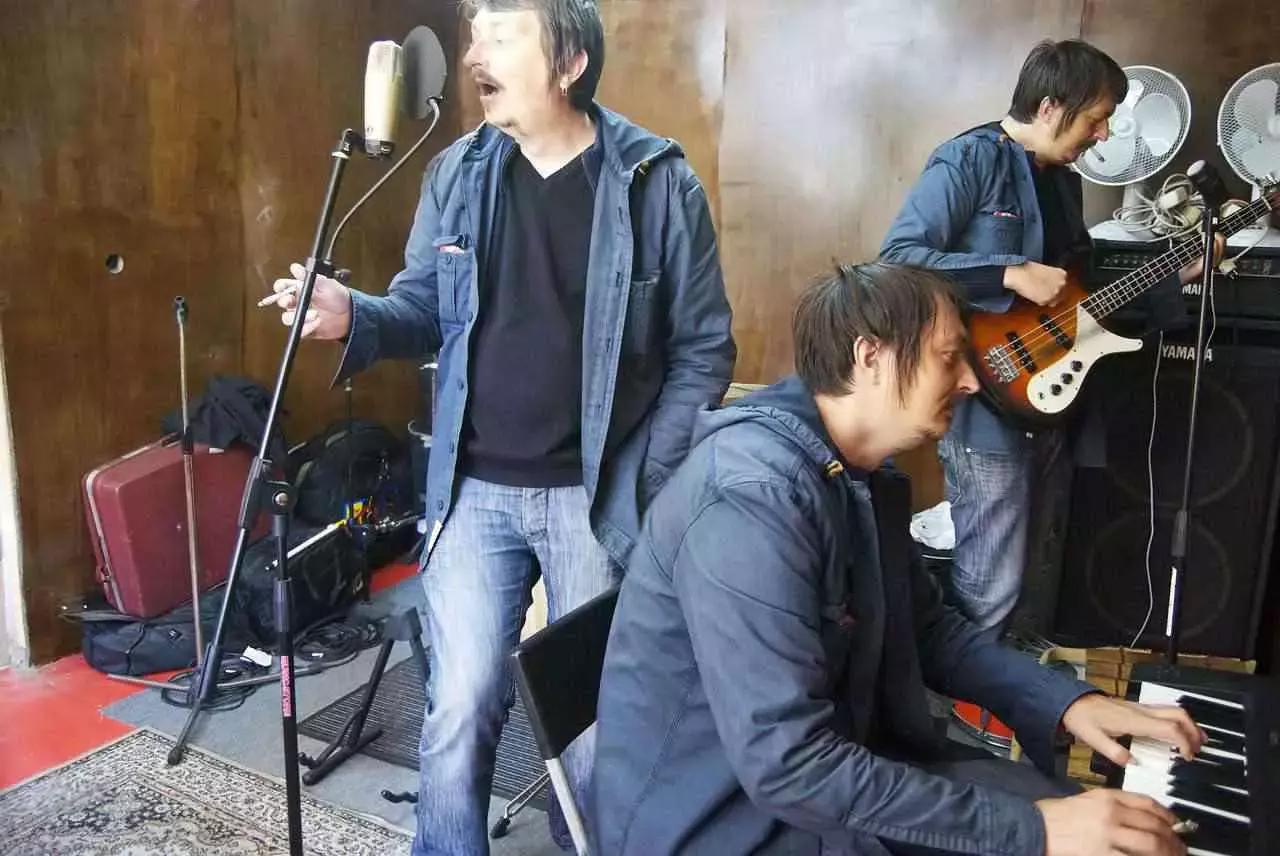 Certo, però, che in questo caso, dovrai prima eccellere in entrambe le discipline: musica e canto.