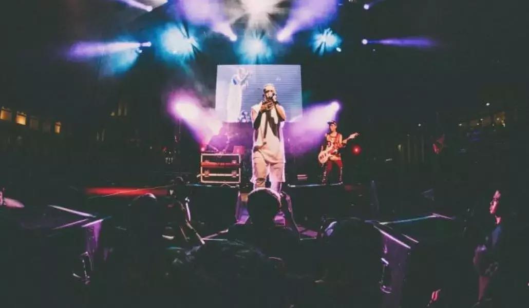 Se non si è abituati a cantare davanti a un pubblico, il palcoscenico può fare davvero paura! Ecco perché è bene iniziare fin da subito a esibirsi davanti a amici e parenti.