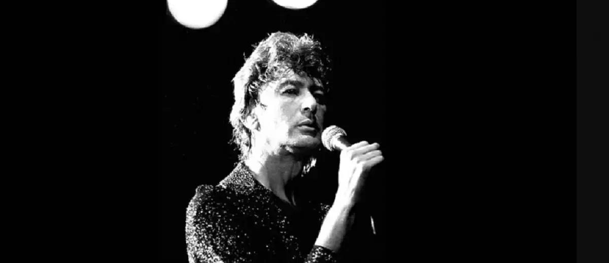 Sotto la doccia, le ninne nanne, i brani di musica leggere e tutto il resto: qualsiasi cosa può aiutarti ad imparare il canto.