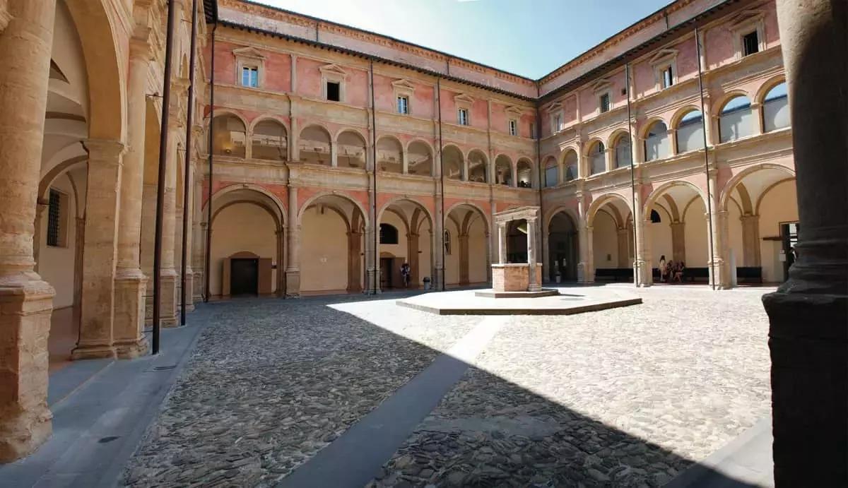 All'Università di Bologna puoi studiare per diventare un insegnante di italiano o un mediatore interculturale.