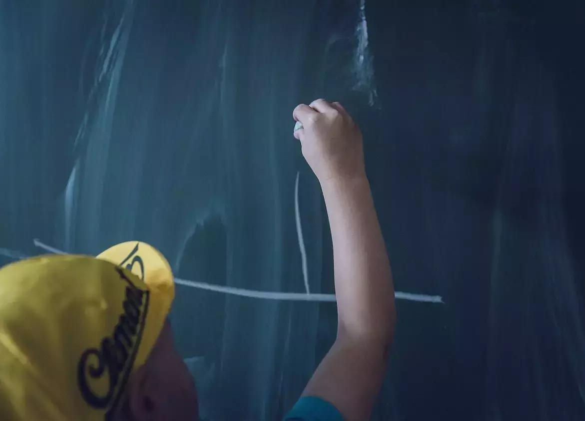 L'italiano è uno dei saperi fondamentali che la scuola deve trasferire ai suoi studenti fin dalla scuola primaria. Dall'italiano non si può prescindere!