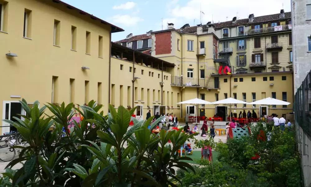 Per migliorare in italiano puoi contattare un'associazione del tuo quartiere di Torino. 