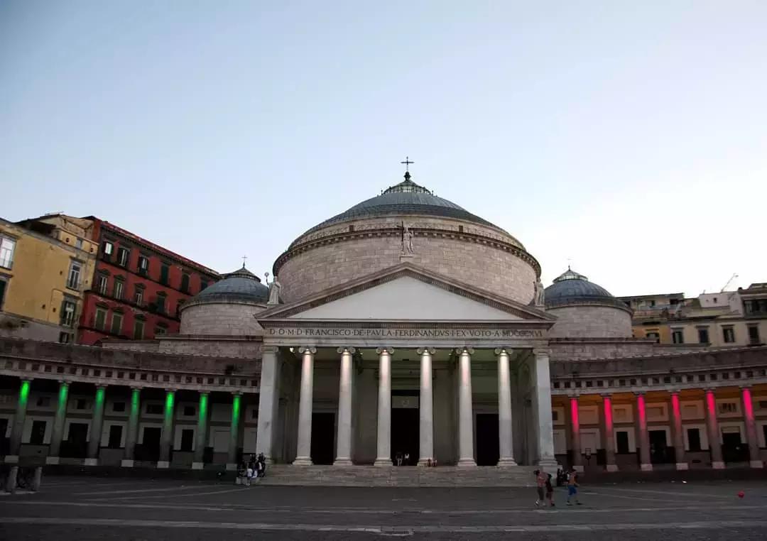 Nel capoluogo campano ci sono insegnanti di italiano in ogni quartiere.