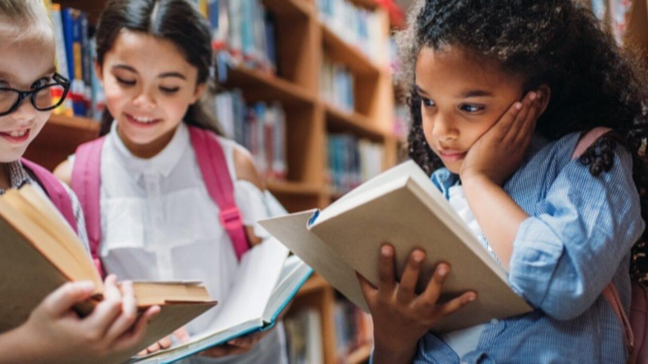 Per imparare l'italiano alle elementari i bambini devono essere stimolati con metodologie ludiche a riconoscere le parole, aumentare il lessico e leggere.