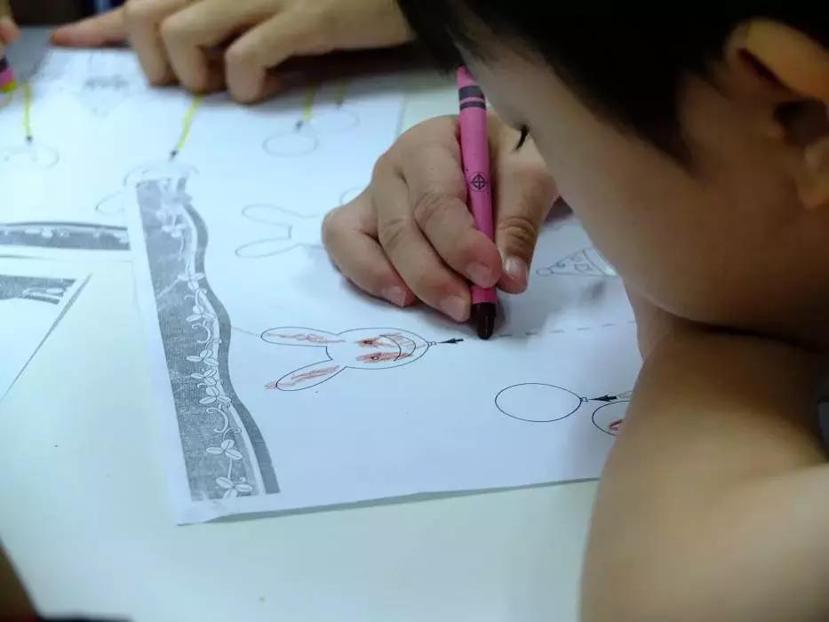 L'apprendimento di una lingua può avvenire in molti modi diversi: i bambini hanno bisogno di essere stimolati e di divertirsi allo stesso tempo per poter fare progressi più rapidamente.