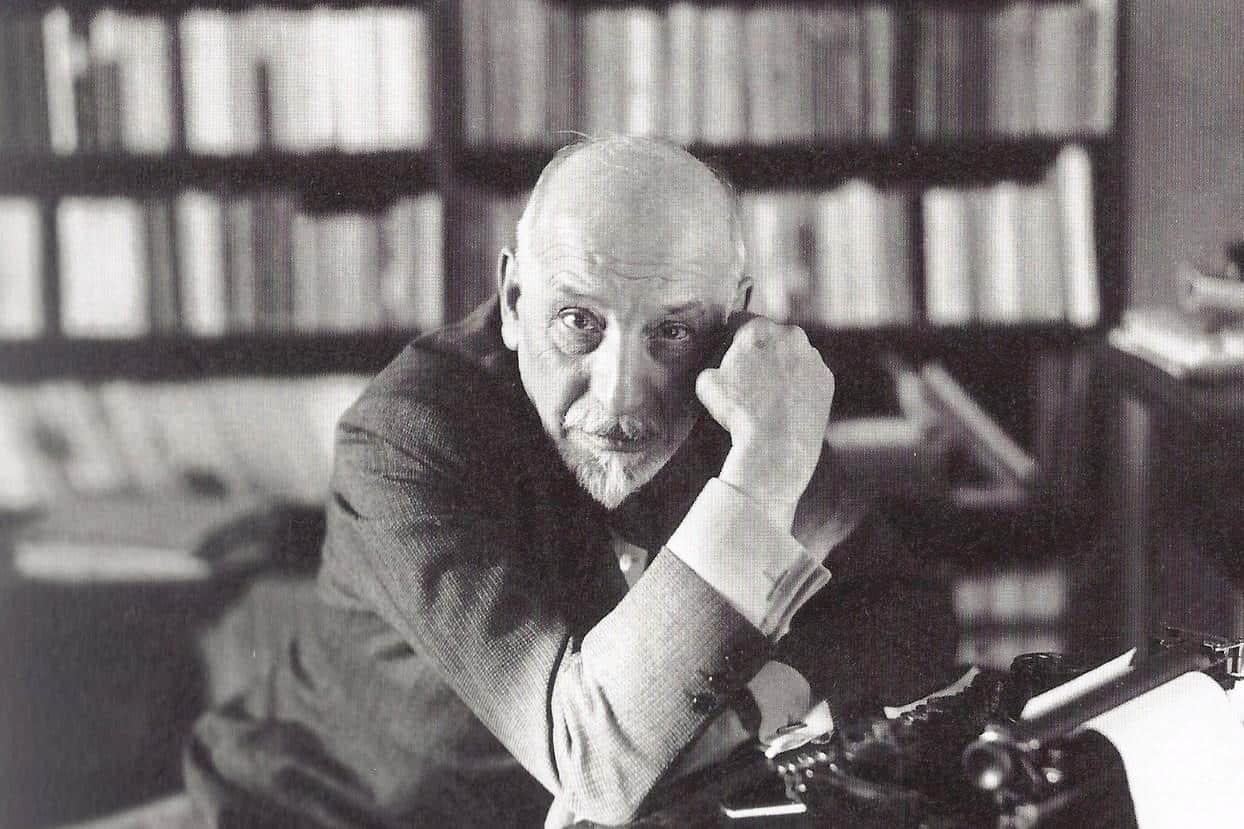 Ogni plesso scolastico segue il programma ministeriale e lo adatta a seconda degli obiettivi strategici de PON.