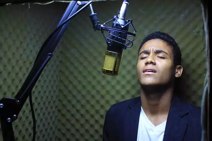 Un vocal coach è ideale per allenare la propria voce e affermare la propria personalità. 