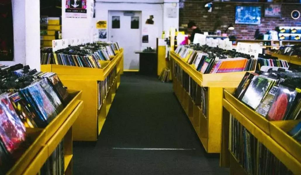 Approfitta del passaparola nei negozi di dischi!