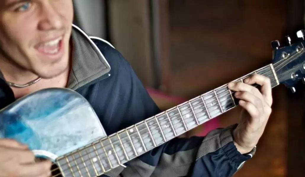 La chitarra può aiutarti a usare meglio la tua voce!