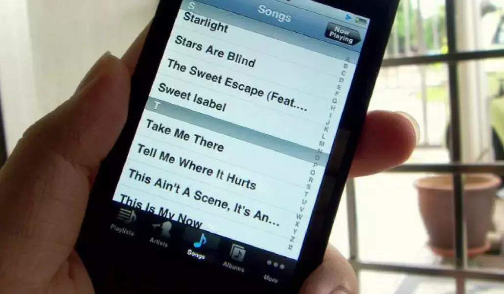 Per imparare a cantare, esistono tantissimi strumenti che puoi utilizzare in sostituzione - o in affiancamento a un insegnante privato. Eccone alcuni.