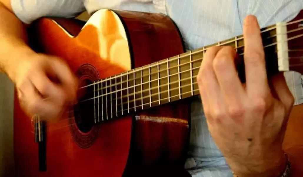 Scopri come diventare un cantautore con le lezioni private!