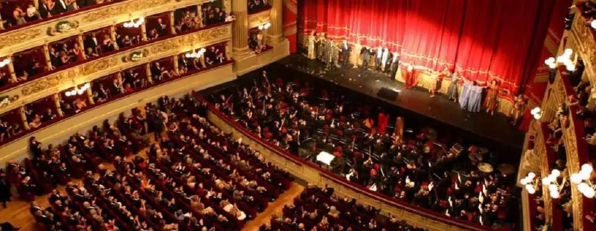 Che tu sia tenore o baritono o soprano, abbi cura della tua voce e prendi lezioni da un insegnante di canto.