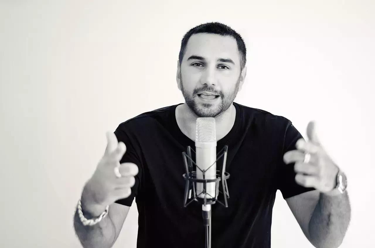 Insegnare canto significa avere competenze canore e capacità di trasmetterle come insegnante di canto privato o presso una scuola di musica.