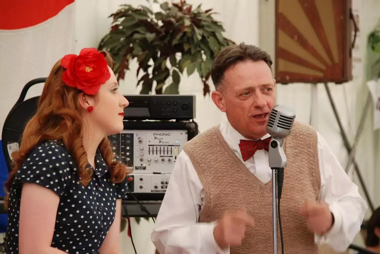 Una volta capito il livello e le competenze vocali del tuo studente, puoi organizzare la lezione di canto in cinque parti prevedendo vocalizzi, respirazione, tecnica vocale, interpretazione e postura.