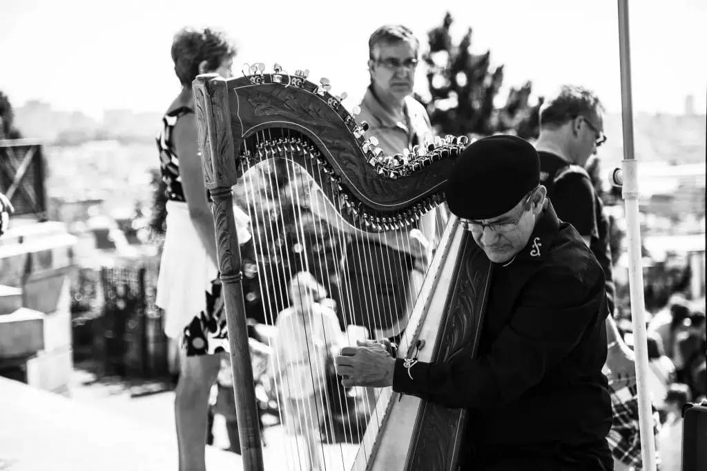 In qualunque città puoi trovare un insegnante di canto presso associazioni, scuole di musica e conservatori, ma se vuoi un percorso personalizzato, puoi contattare gli insegnanti di canto della tua zona su Superprof.