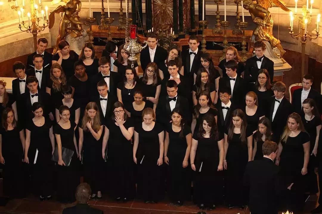 Ci sono diversi modi per migliorare nel canto, anche grazie alla musica corale.