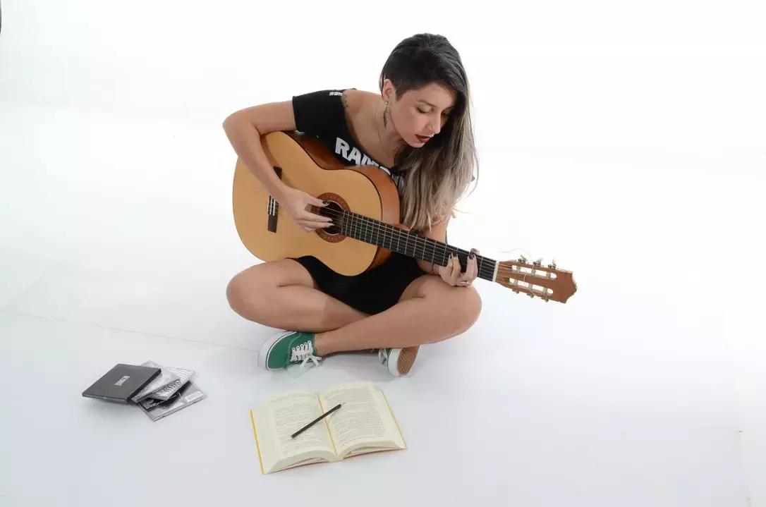 Puoi accompagnare il tuo studente che canto suonando il tuo strumento preferito.