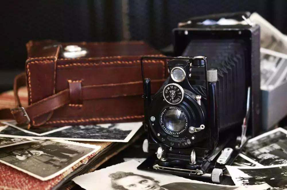 Gli annunci sui giornali sono un altro strumento utile a trovare il fotografo ideale da cui prendere lezioni di fotografia.
