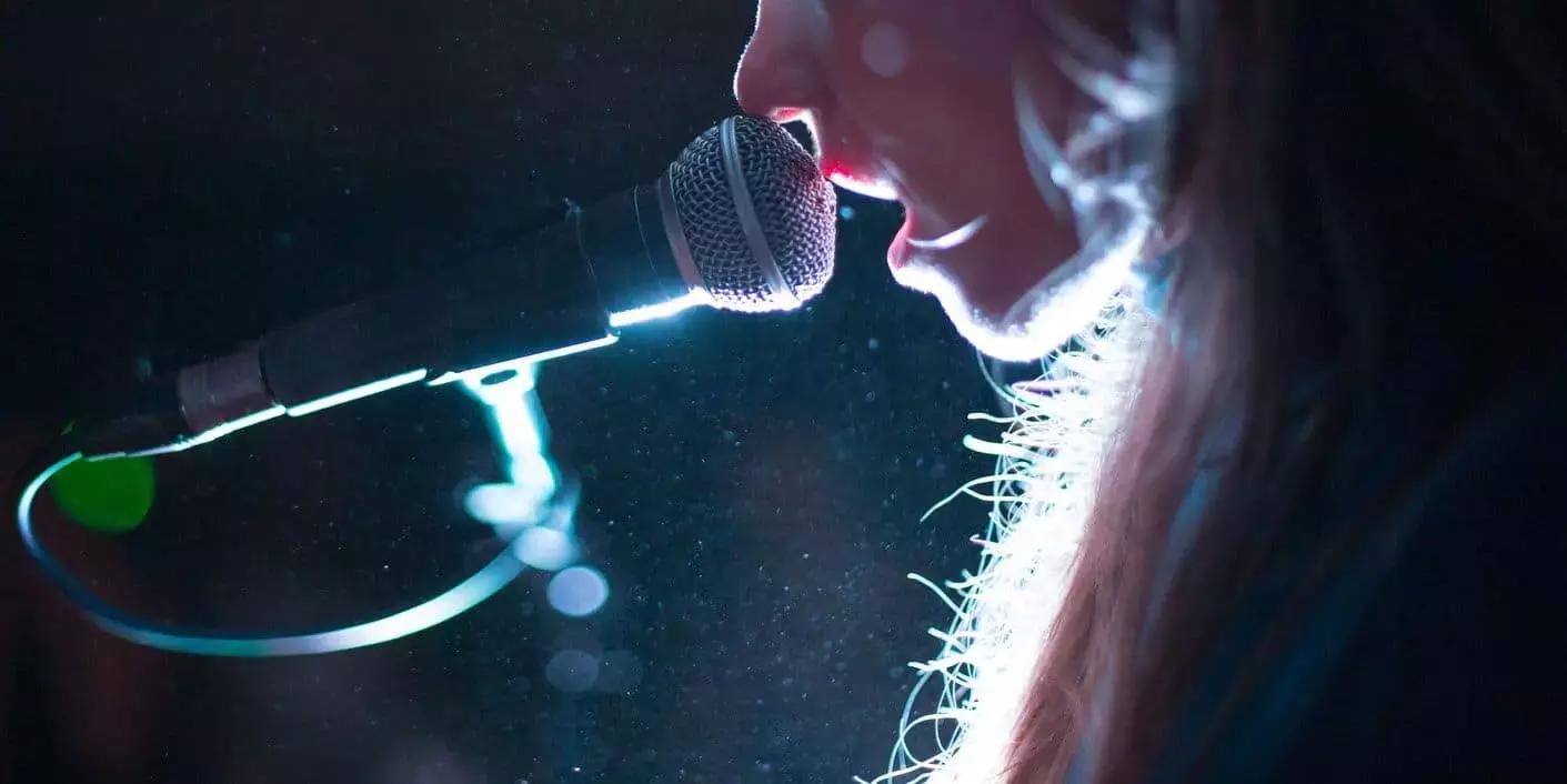Lo strumento davvero indispensabile per un corso di canto è la tua voce, ma puoi anche aggiungere uno strumento musicale e un computer con cui avere accesso a video, app per il canto e per la registrazione vocale.