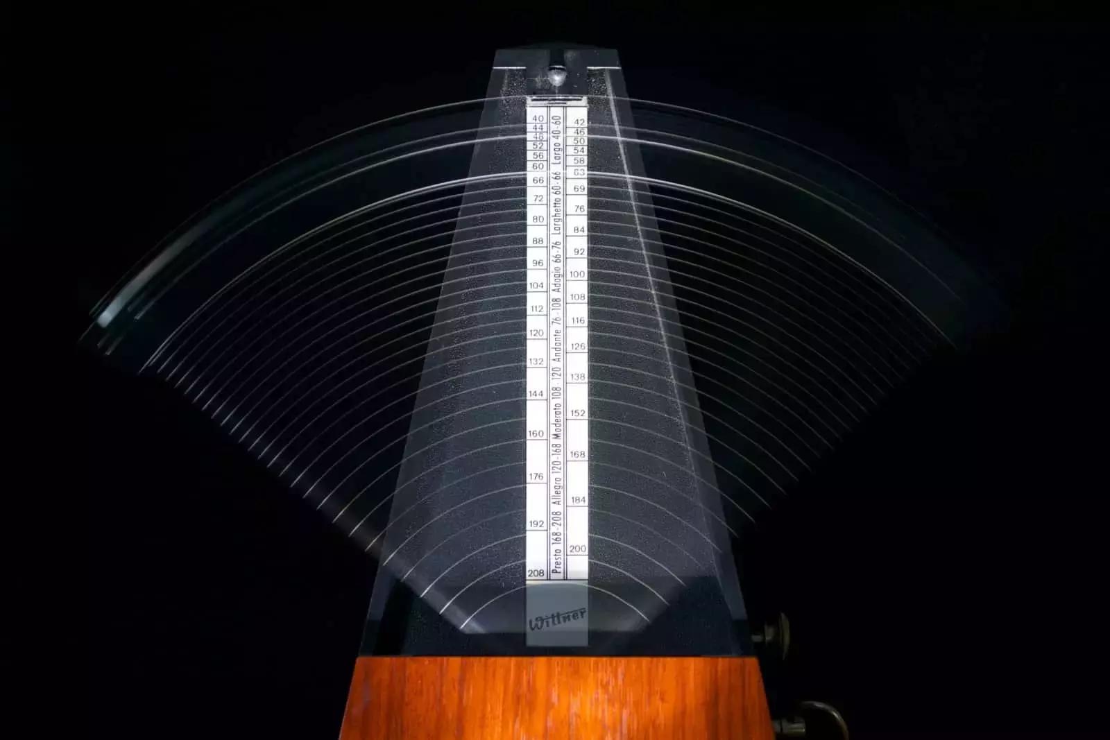 Uno degli strumenti di cui non puoi fare a meno per le prime lezioni di canto è il metronomo.