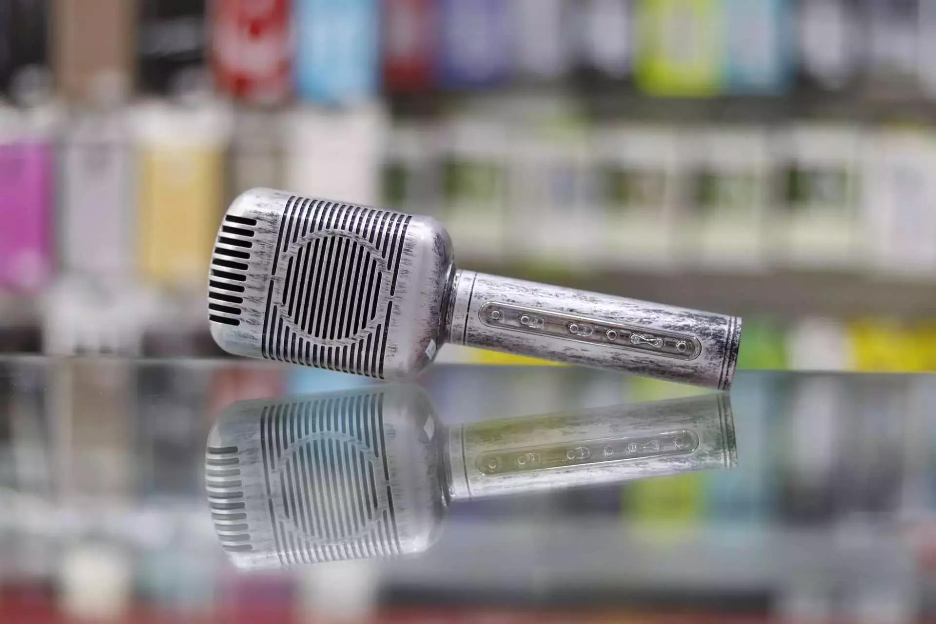 Le origini del karaoke si fanno risalire agli anni cinquanta.