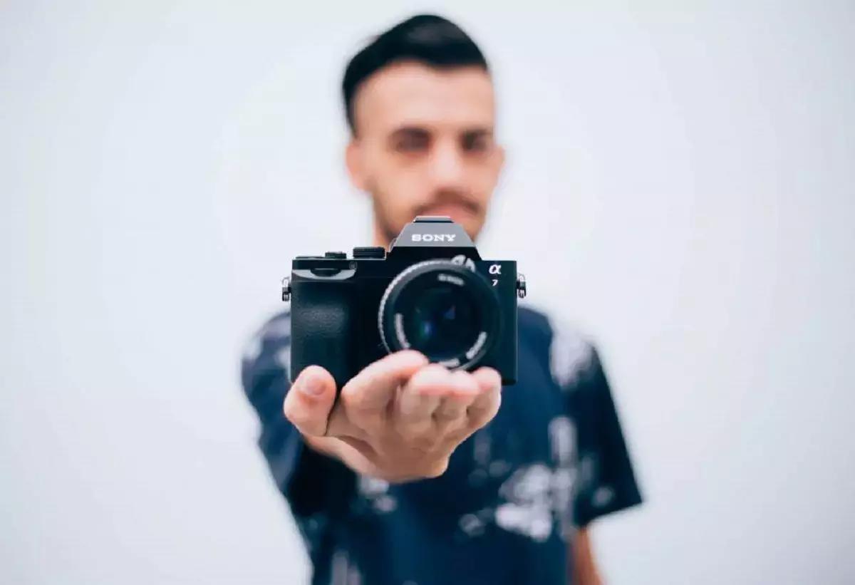 Qualche uscita con un fotografo professionista potrebbe insegnarti molto più di un corso intero in aula.