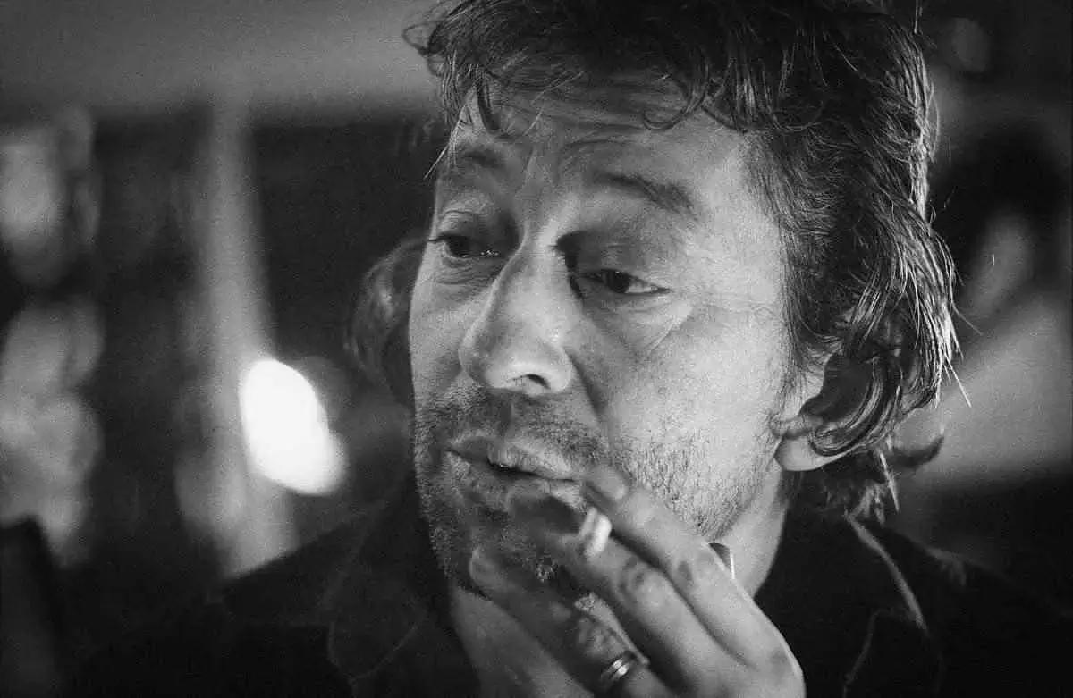 Le Feuilles Meurtes ha assunto con Gainsbourg, ovviamente, un altro stile, più provocatorio e sensuale, com’era nello stile del cantante e poeta francese.