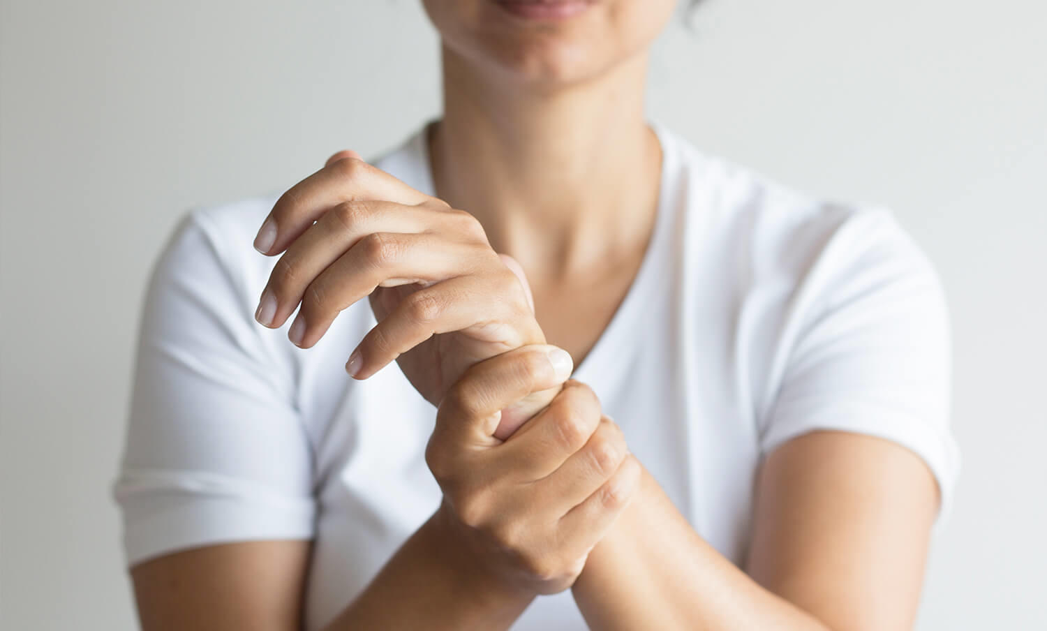 Ecco alcuni esercizi per evitare il male al polso durante lo yoga.