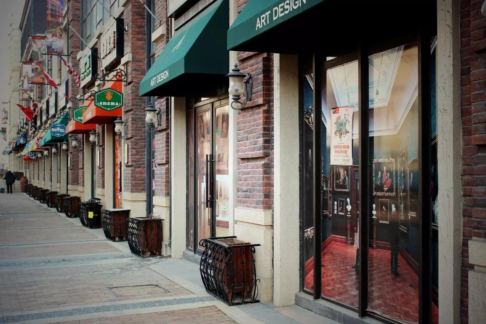 Usa colori vivaci per far emergere il tuo volantino tra gli altri!