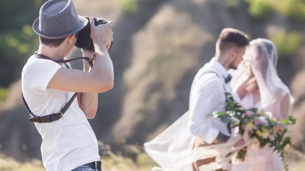 Si può pensare anche a organizzare un corso di fotografia per matrimoni: perché mai come in questo caso non si ha una seconda possibilità di rifare gli scatti venuti male.