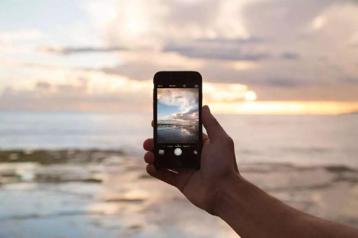 Scattare foto semplici è facile; ma se vuoi andare oltre, potresti farti aiutare dalle app.