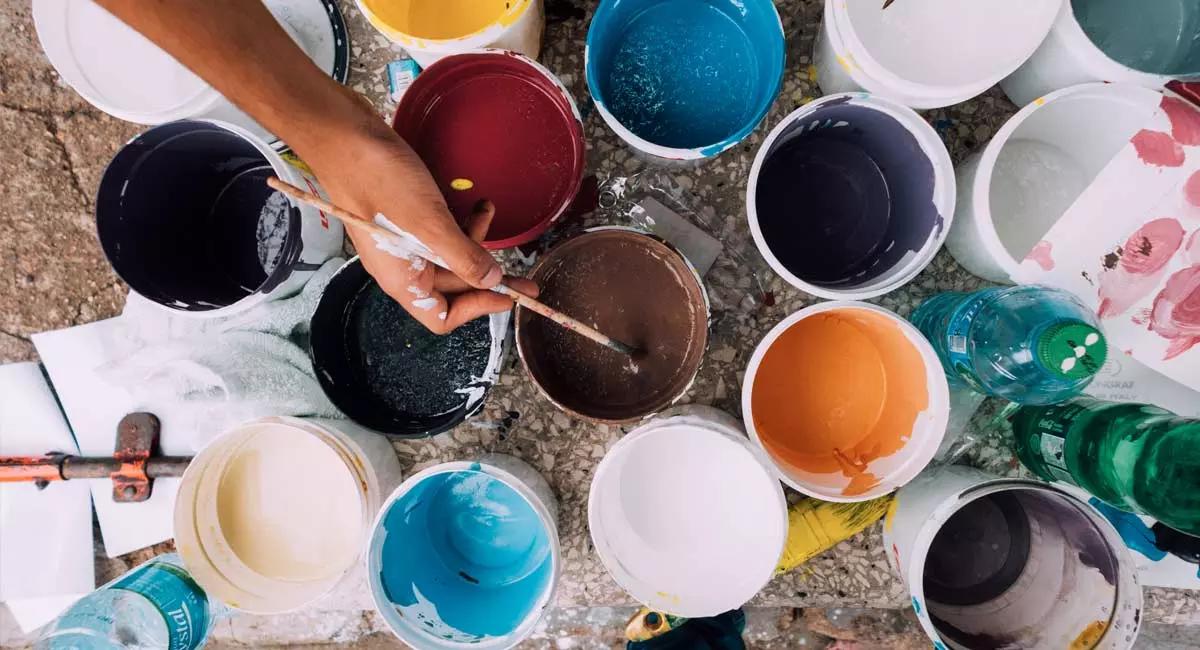 Il pennello può essere sintetico o naturale, a pelo morbido o duro, col manico corto o lungo e la scelta cambia a seconda della tecnica da applicare durante il tuo corso di disegno.