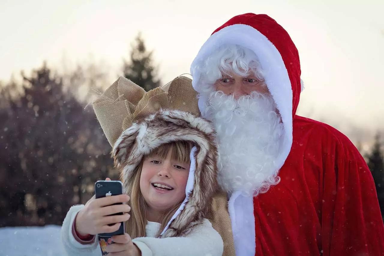 E se trovassi Babbo Natale? Non dovresti sprecare l’occasione, sbagliando il selfie.