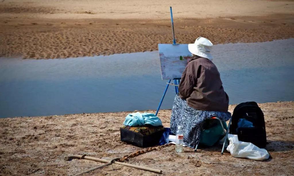 La cornice è un elemento che arricchisce e protegge una tela artistica.