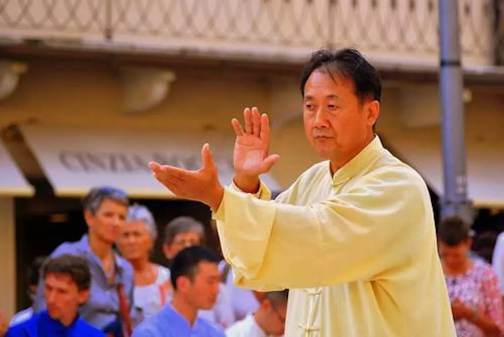 Qi Gong si riferisce a una serie di pratiche e di esercizi collegati alla medicina tradizionale cinese e in parte alle arti marziali.