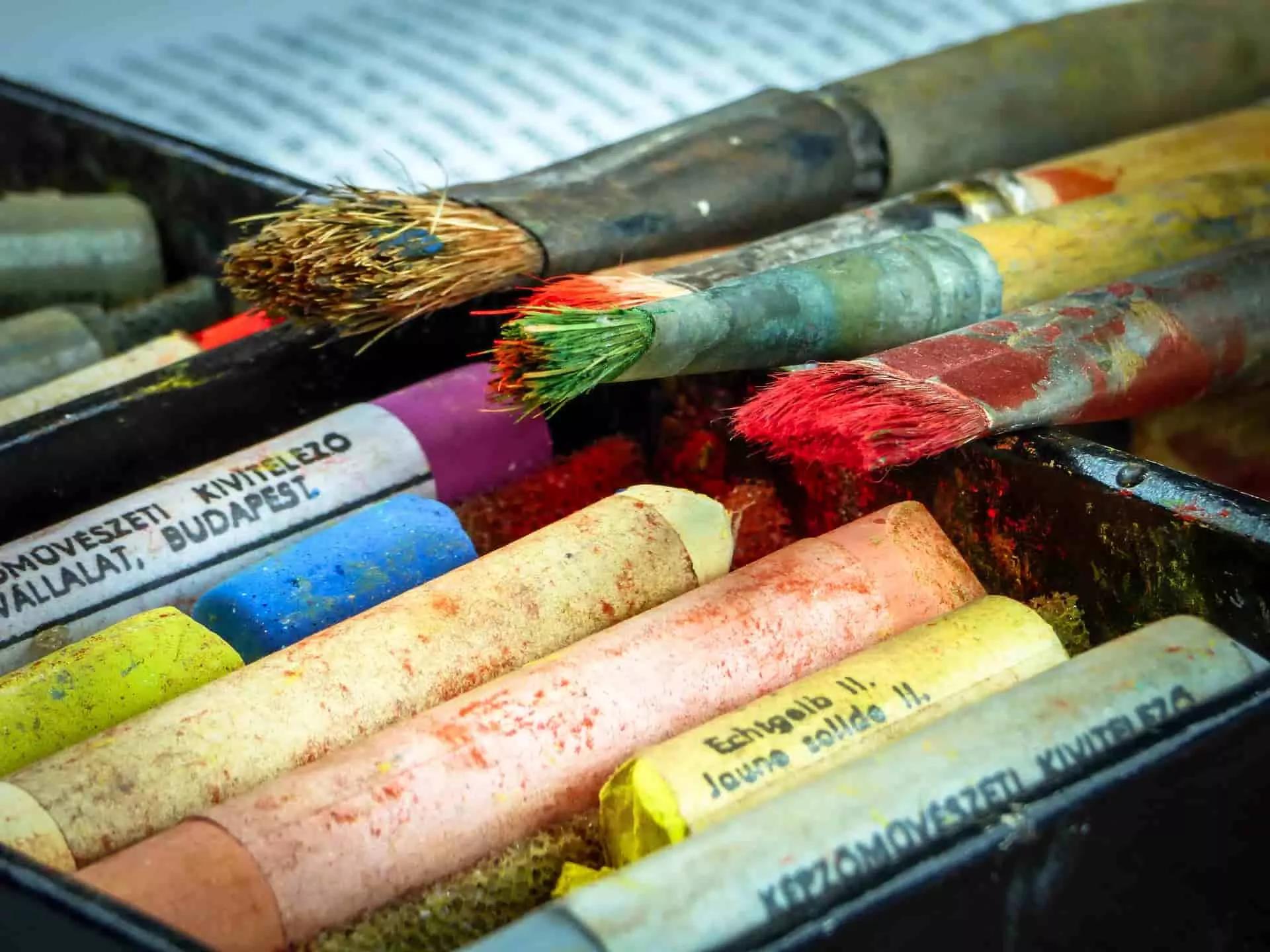 Un insegnante di disegno può insegnarti la sua arte nel suo atelier oppure a domicilio!