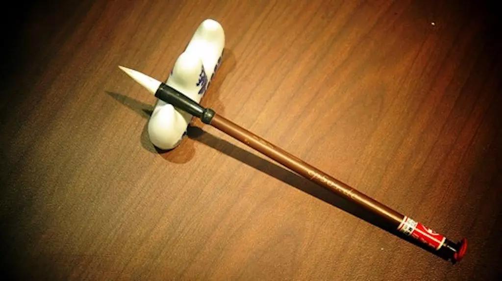 Per praticare la calligrafia occorre sapere padroneggiare i cosiddetti "quattro tesori dello studio": pennello, bastoncino di inchiostro, calamaio e carta