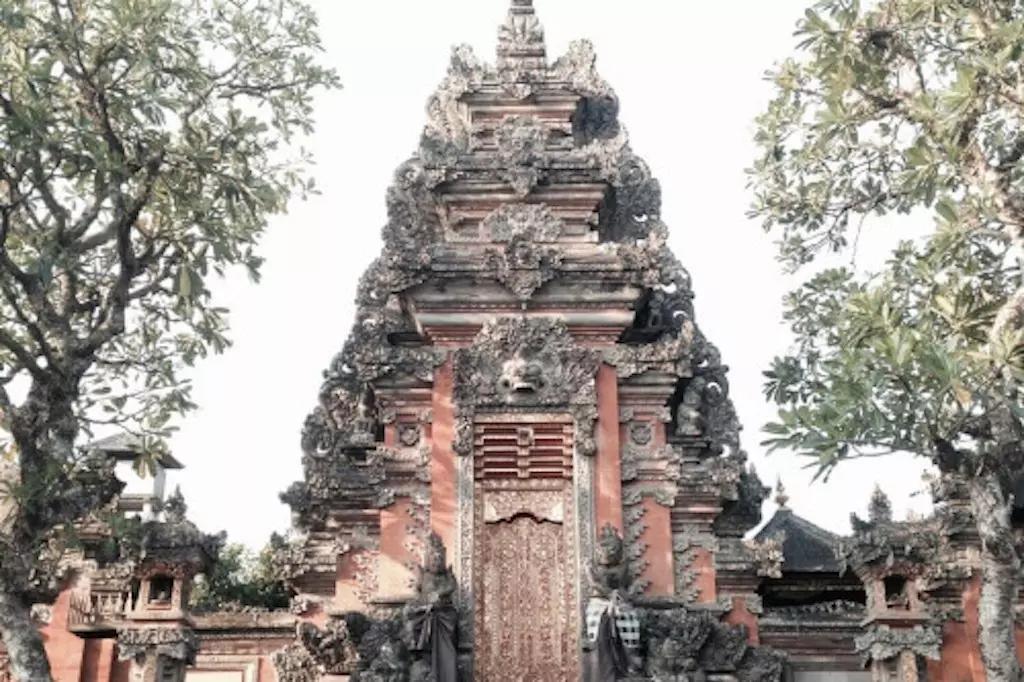 l cinese moderno presenta una grammatica semplice rispetto a quella delle lingue indoeuropee.