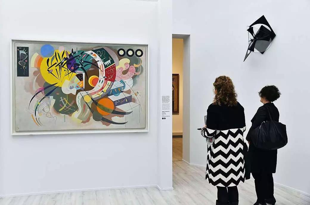 Le associazioni che offrono corsi di disegno integrano spesso le lezioni frontali con esperienze artistiche sul territorio.