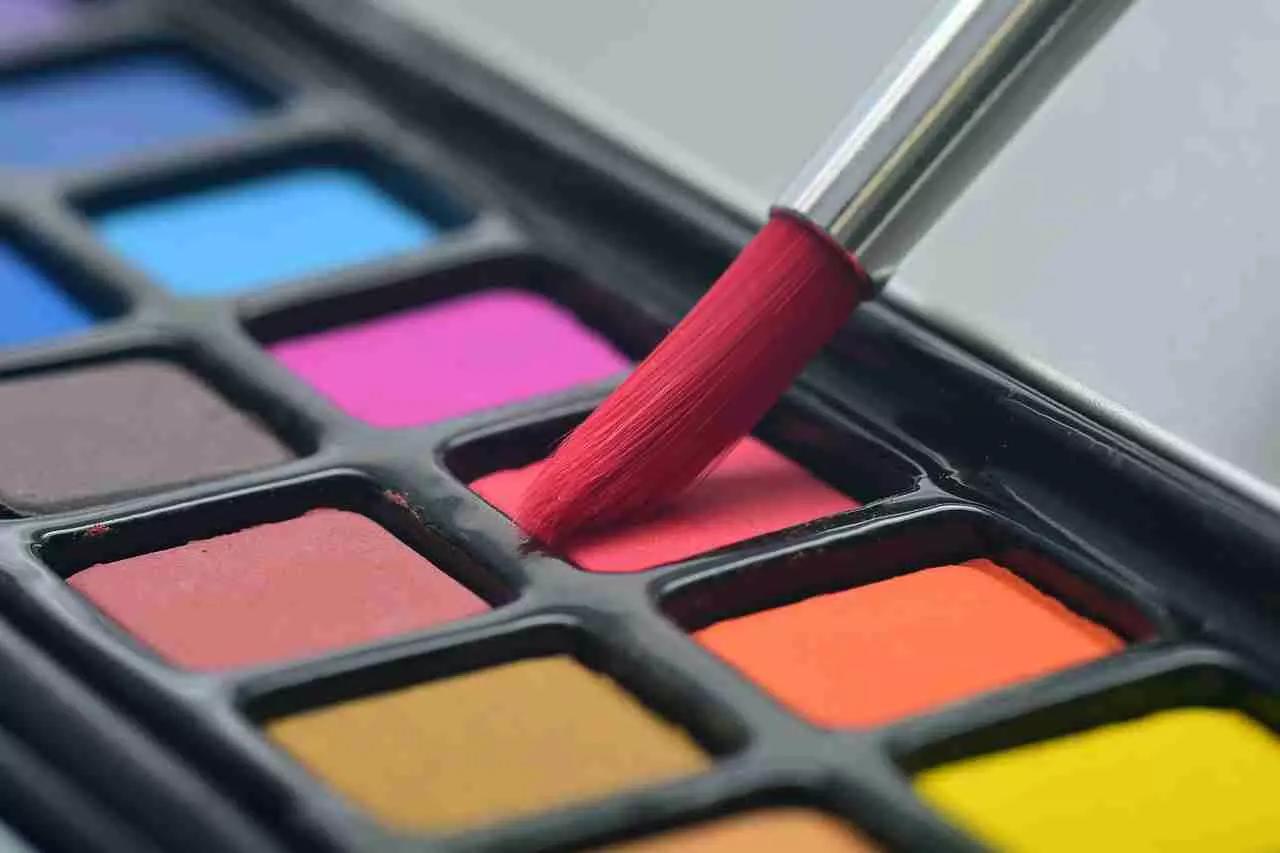 A seconda del soggetto che stai per dipingere e degli effetti che vuoi dare, potrai lasciare più o meno “denso” il tuo colore,