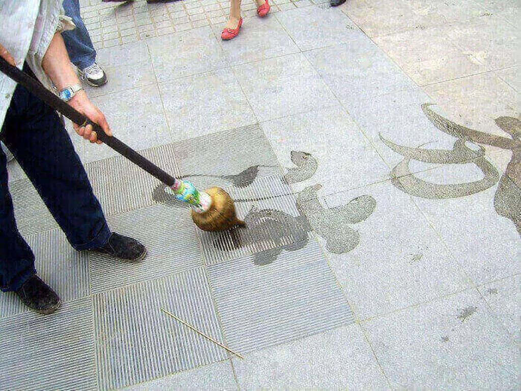 Calligrafia: è un modo per comunicare un messaggio ma è anche e soprattutto un modo per esprimere il sentimento dell'artista e il suo senso estetico.